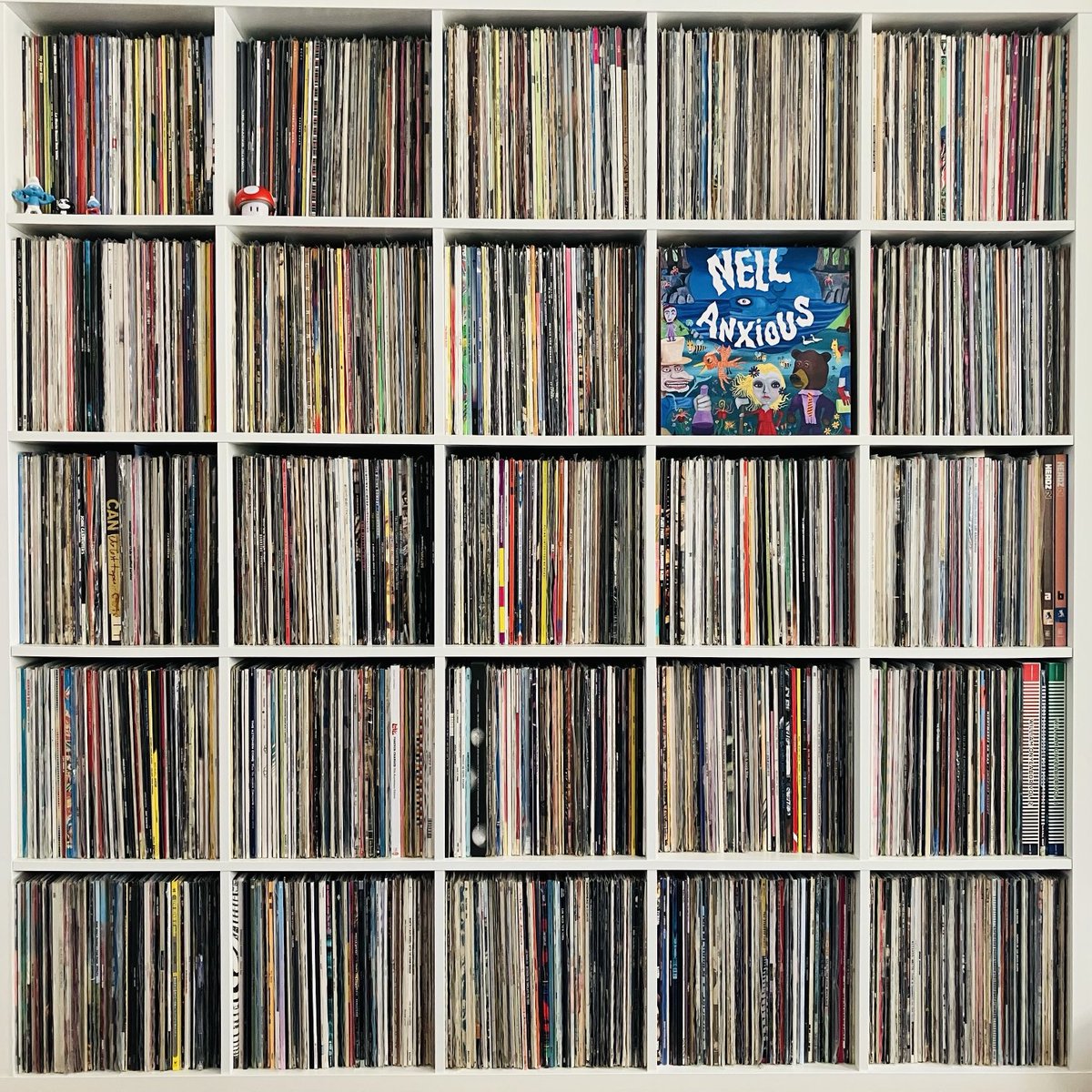 Enregistrer un album de reprises de Nick Cave à 14 ans avec les Flaming Lips. Sortir en 2025 un magnifique premier album solo pop sur le label d’un Cocteau Twins. Entre temps? Mourir dans un accident de voiture à 17 ans. Étoile filante.

Nell Smith - Anxious (2025)