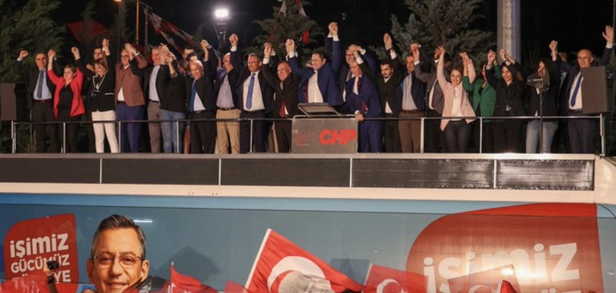 Hep birlikte CHP'nin yok olma sürecini izliyoruz. Bütün işaretler bunu gösteriyor. Artık dağılmış durumdalar ve strateji üretemiyorlar.

Mesela bundan bir buçuk ay önceki stratejileri, halkı sokağa döküp Gezi benzeri bir ayaklanma başlatarak hükümeti erken seçime zorlamaktı.