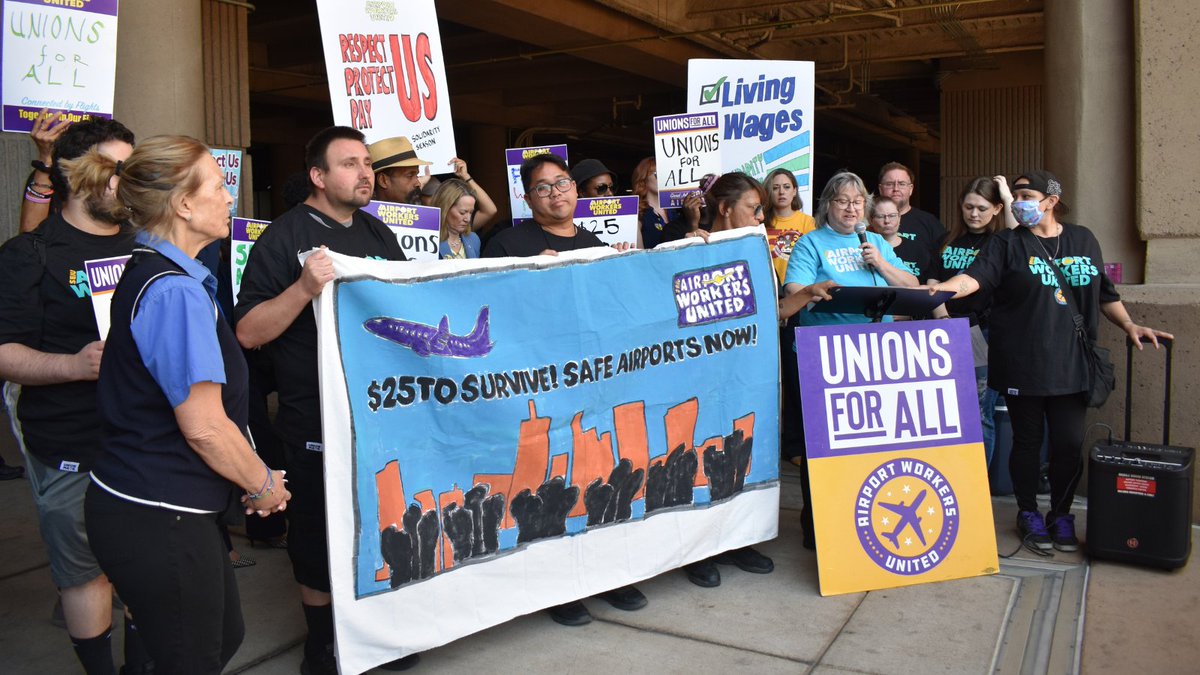 GoodAirports's tweet image. ICYMI: Phoenix Sky Harbor Int'l Airport service workers rallied this week for a $25 wage standard for service workers! Airline greed hurts workers and passengers alike. Airlines must end poverty wages now—or elected leaders must step in and act!