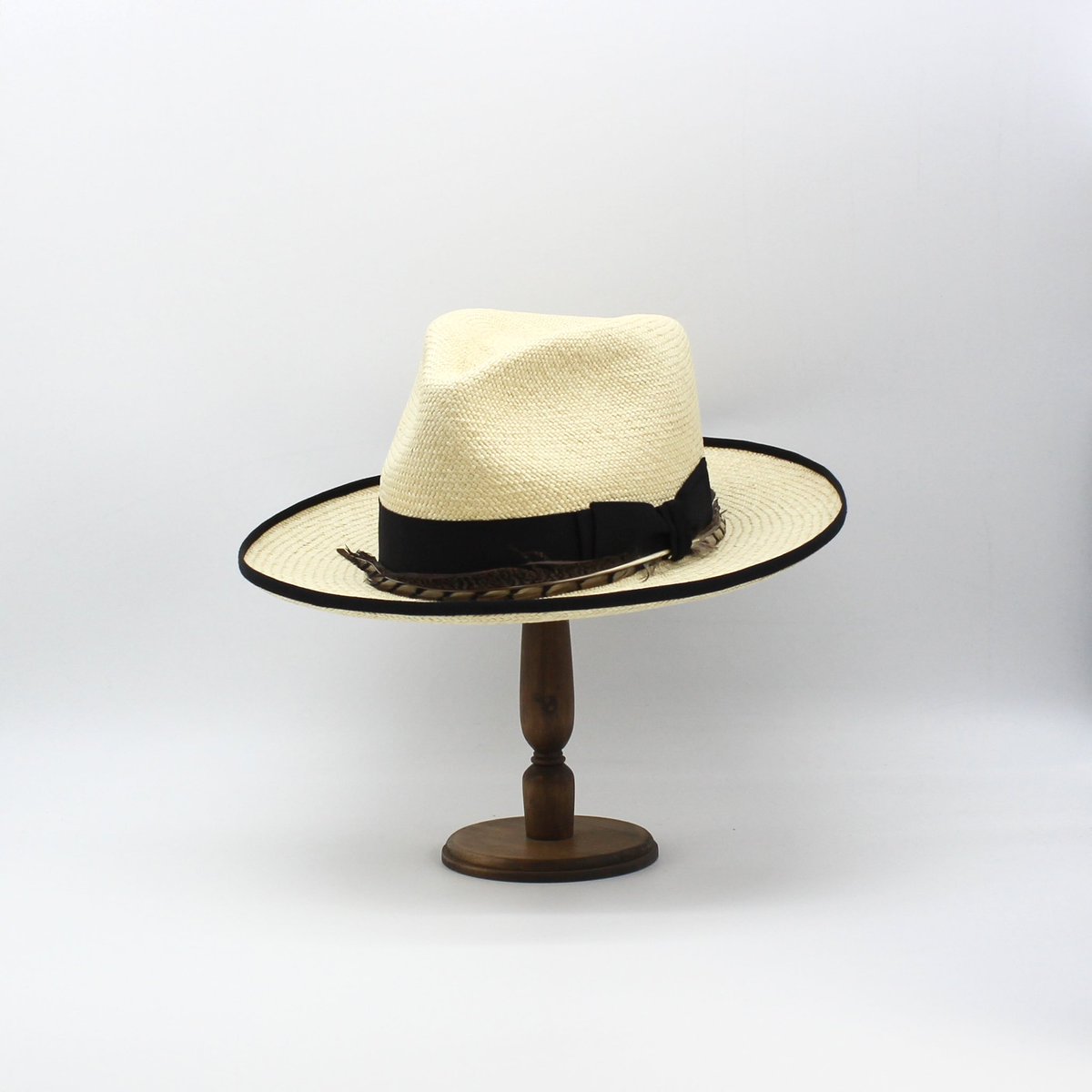 ari_hat's tweet image. 今日古着屋で一目惚れした薔薇刺繍のパンツを持ってレジに並ぶと自分の前に並んでいた人がDariのThe proof of mankind(Grade8)を被っていて
めちゃくちゃ似合ってて格好良かったので
声をかけて名刺を渡してしまった。
こんな奇跡的な事があると本当に作って良かったと思える
そんな素敵な1日でした！