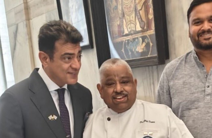 Dheeptweet's tweet photo. AK with Chef Dhamu
#Ajith
#AjithKumar
#ChefDhamu https://t.co/21nyM1z6Xw