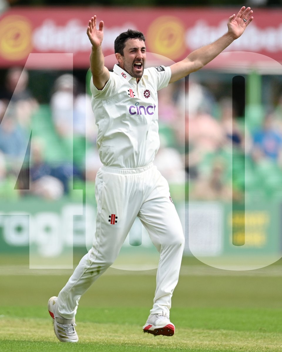 4️⃣0️⃣0️⃣ first-class wickets for Northamptonshire. 🏵️

Another remarkable milestone brought up by Ben Sanderson. 🐐