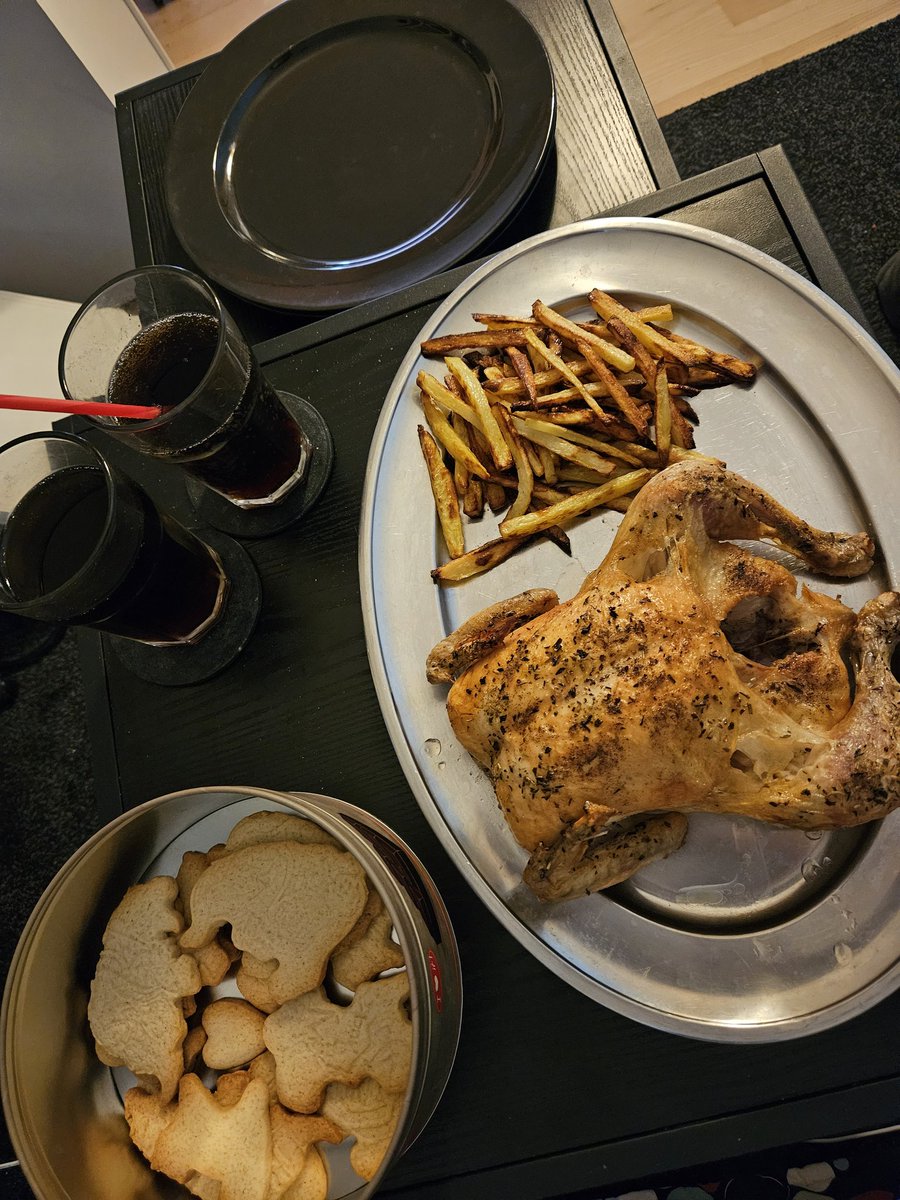 Thank you for this date, <a href="/Alex_Aka_Wolf/">Alexander Bau</a>~♡ 

We watched all of the Fantastic Beasts movies while enjoying some drinks and doughnuts - one for each Hogwarts house - as well as some delicious sugarcookies formed as different beasts from the wizarding world, fries and chicken~!♡