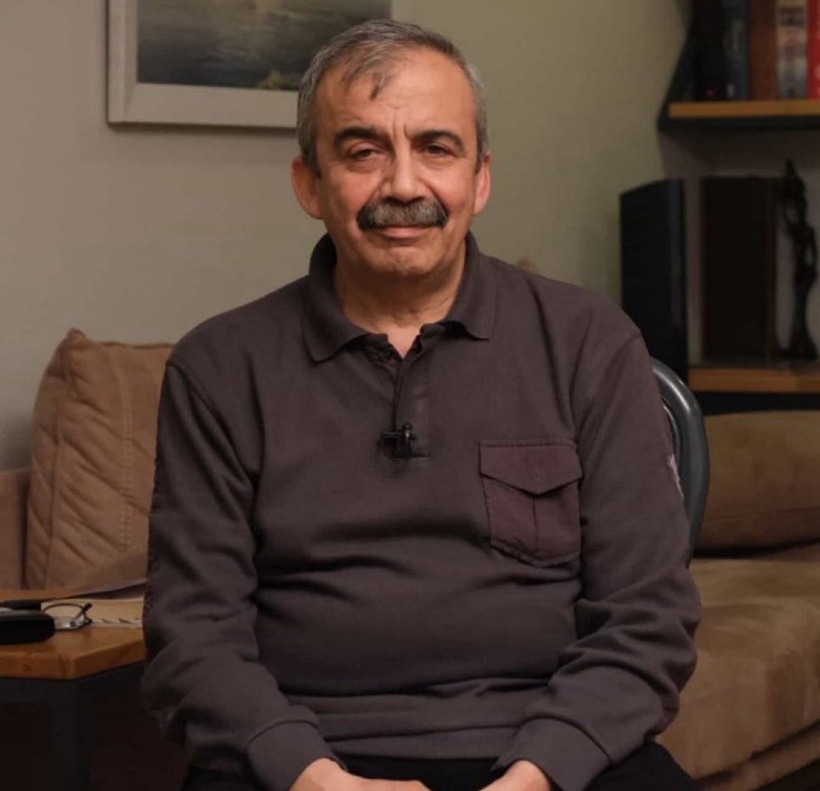 Seni hep çok sevdim. hiç unutmayacağım,mücadelen ve direncin umut ve ışıktı .Barışın en güzel temsilcisi Sırrı Abim . Güle güle Sırrı Abim 🥀.
