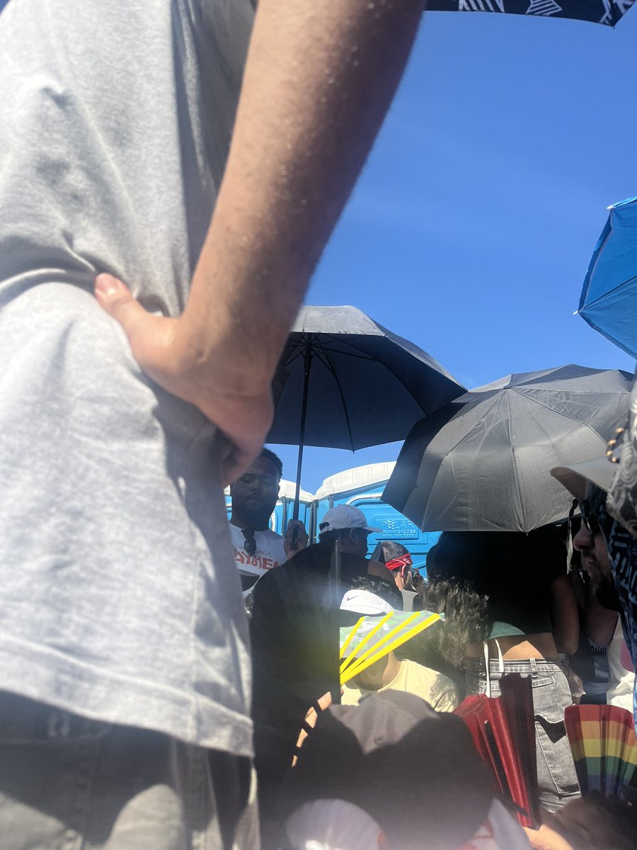 twiltyun's tweet image. Acabaram de botar um banheiro na nossa frente cara….