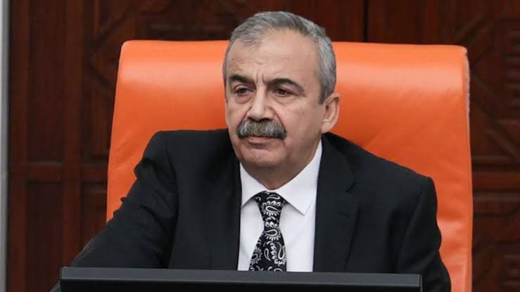 Türkiye Büyük Millet Meclisi Başkanvekili ve DEM parti İstanbul Milletvekili Sırrı Süreyya Önder’in vefat haberini üzülerek öğrendim.
Merhuma Allah’tan rahmet,ailesine ve sevenlerine başsağlığı diliyorum.