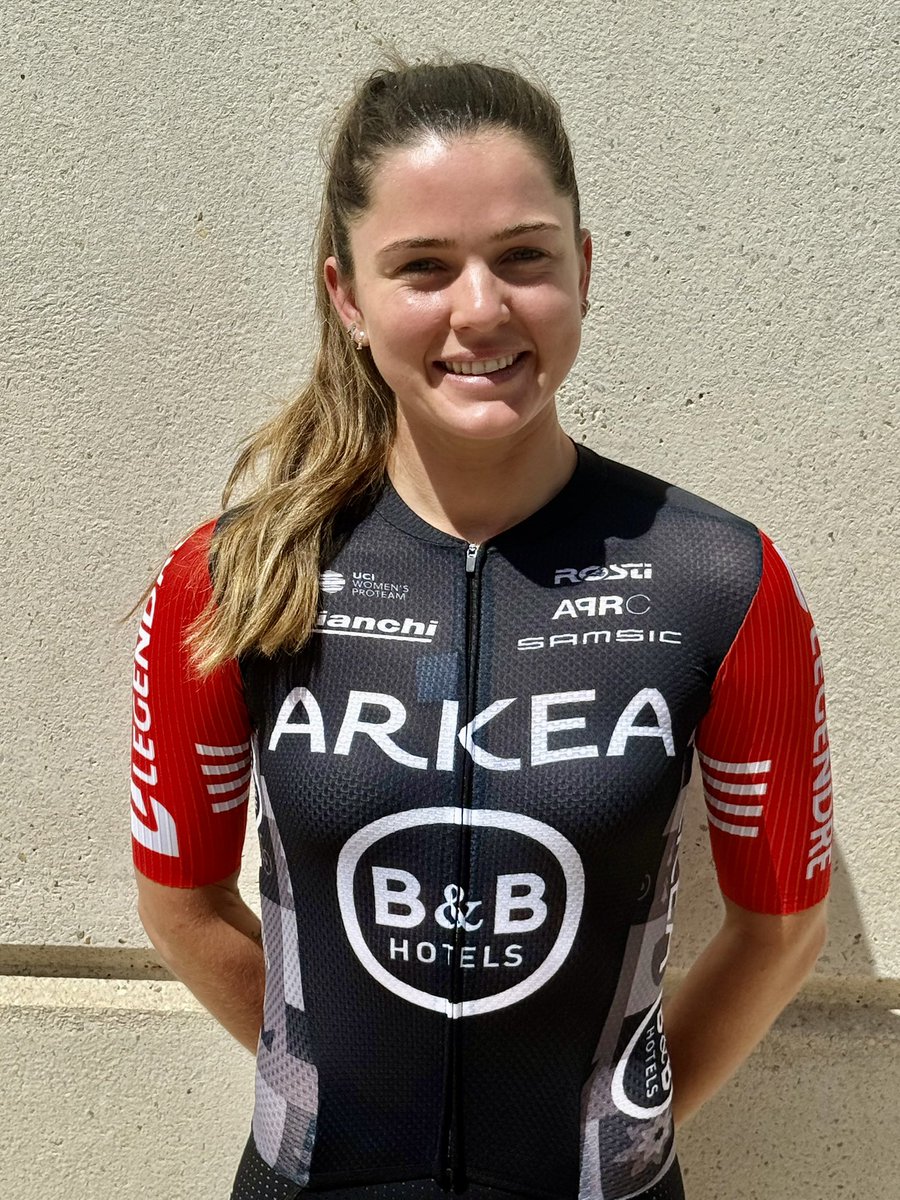 Malade, Lotte Claes a dû renoncer à prendre le départ de la Vuelta femenina, à Barcelone. Elle est remplacée par Michaela Drummond.