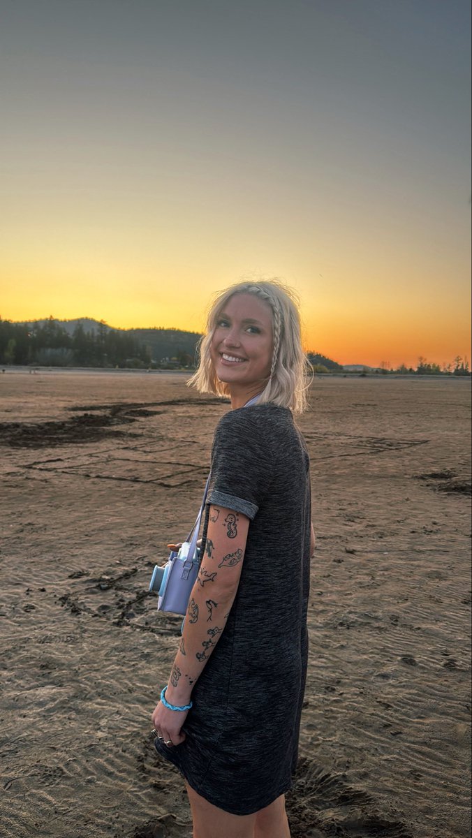 KhaleesiKy's tweet photo. cheesin’ hard or barely cheesin’? https://t.co/SVEHX9H5pM
