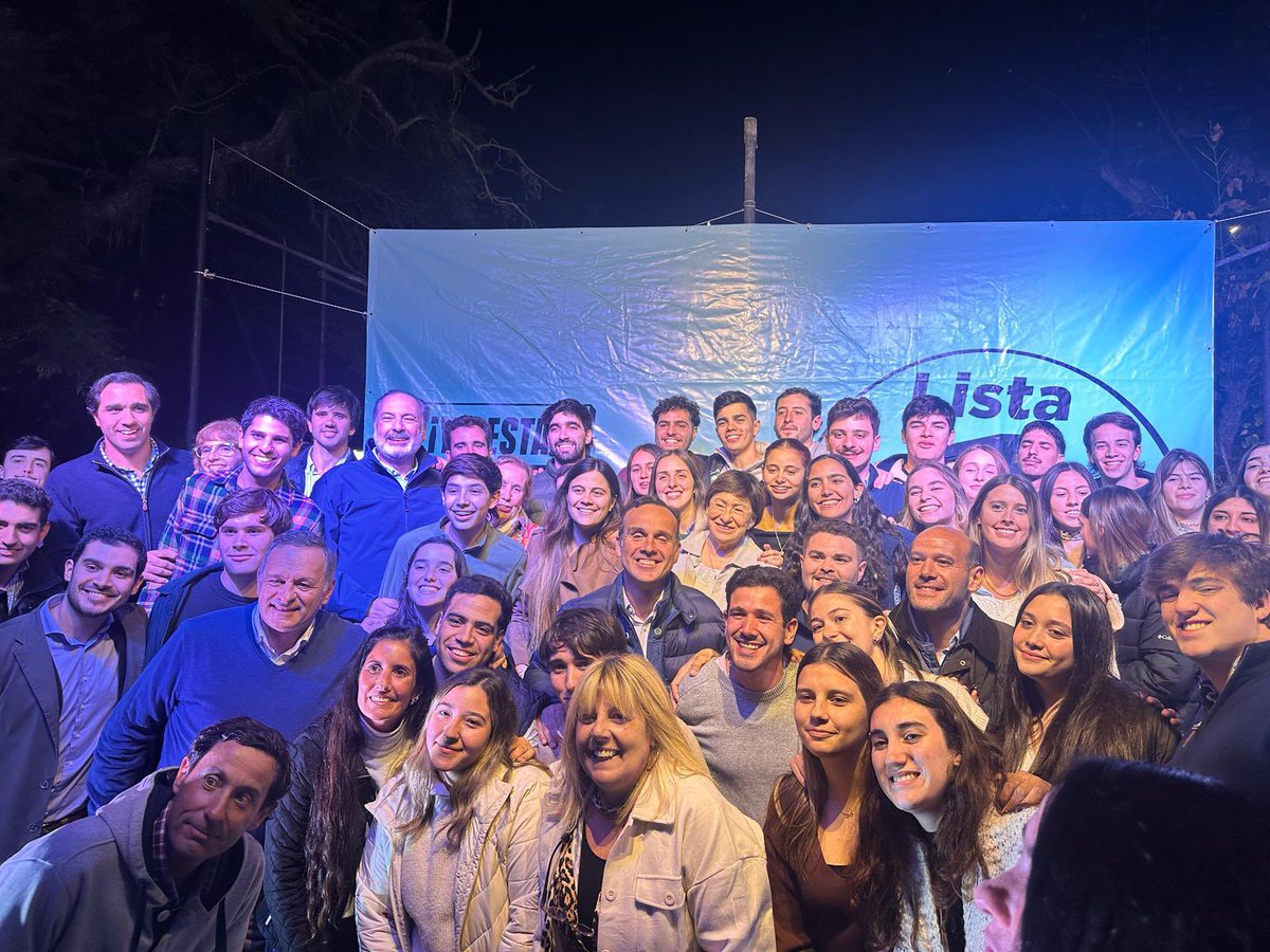 Josefina Bassani (@josee_bassani) on Twitter photo Con esta barra estamos convencidos que el camino es el cambio, es tener una intendencia que gestione de manera responsable y con sentido común.
Queremos a <a href="/MartinLemaUy/">Martin Lema</a> Intendente
Queremos a <a href="/JBarriosBove/">Javier Barrios Bove</a> alcalde del Municipio CH
#YaEstá Con esta barra estamos convencidos que el camino es el cambio, es tener una intendencia que gestione de manera responsable y con sentido común.
Queremos a <a href="/MartinLemaUy/">Martin Lema</a> Intendente
Queremos a <a href="/JBarriosBove/">Javier Barrios Bove</a> alcalde del Municipio CH
#YaEstá