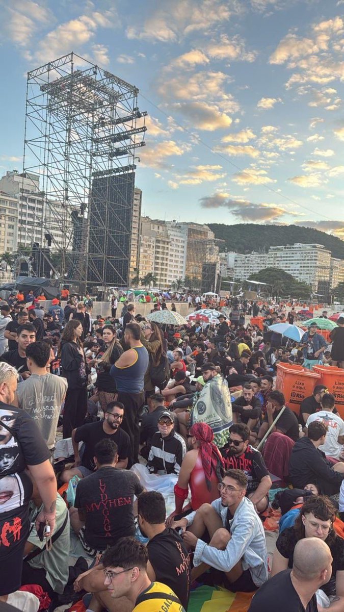 🚨PESQUISA: Por qual artista você amanheceria em Copacabana esperando por um show dele?