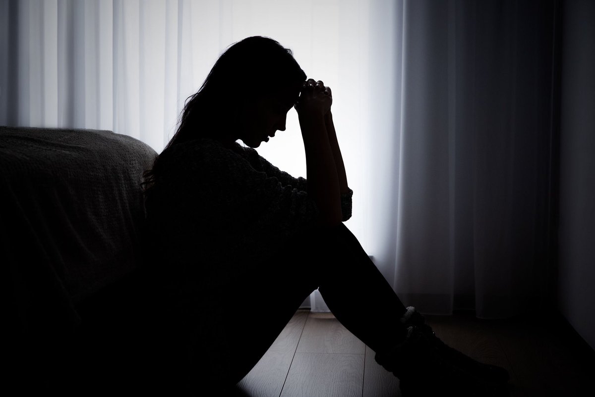THREAD:  DEPRESYON🛑

Depresyon pa vle di w fèb, se pa  “kapris” Se pa parès, se pa zuzu.
Depresyon se yon maladi reyèl,Yon batay enteryè ki pa souvan gen tras deyò… 

Petèt dènye ane sa yo n plizoumwen pale de sa men lakay nou n te souvan banalize sa⬇️

Hey! Ou pa poukont ou❤️