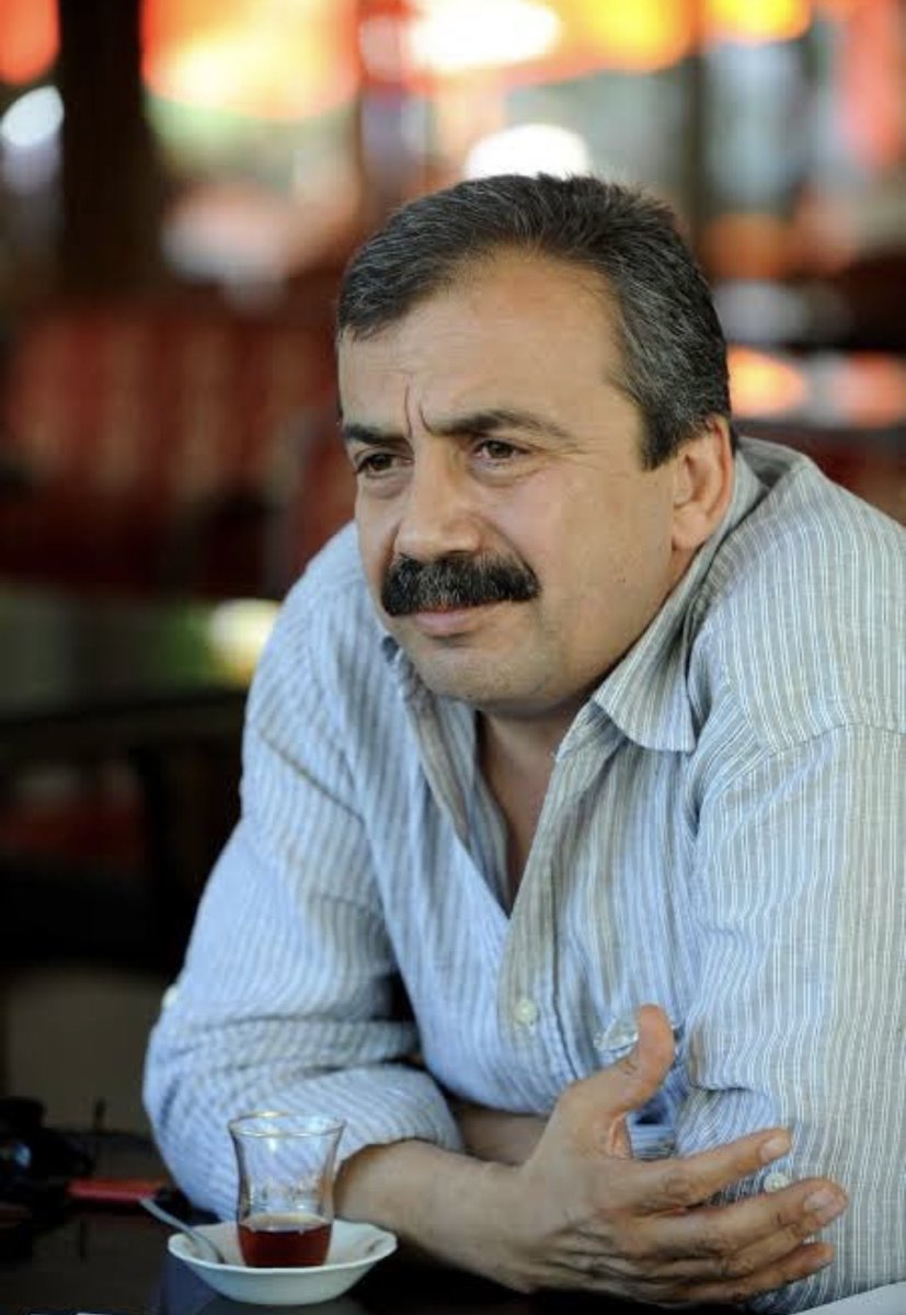 laser_ware's tweet image. Ez mergê ey vera zaf dejeya. Homa rehma xo pey bikero. Cayê ci cennet kero. Yew merdimêko ziwanşîrîn û zerrveşaye bi. Seba ey na qala kalikanê mi ame mi vîrî. "Dara xas talsey xo ra, merdimo xas vateyê xo ra beyan beno."