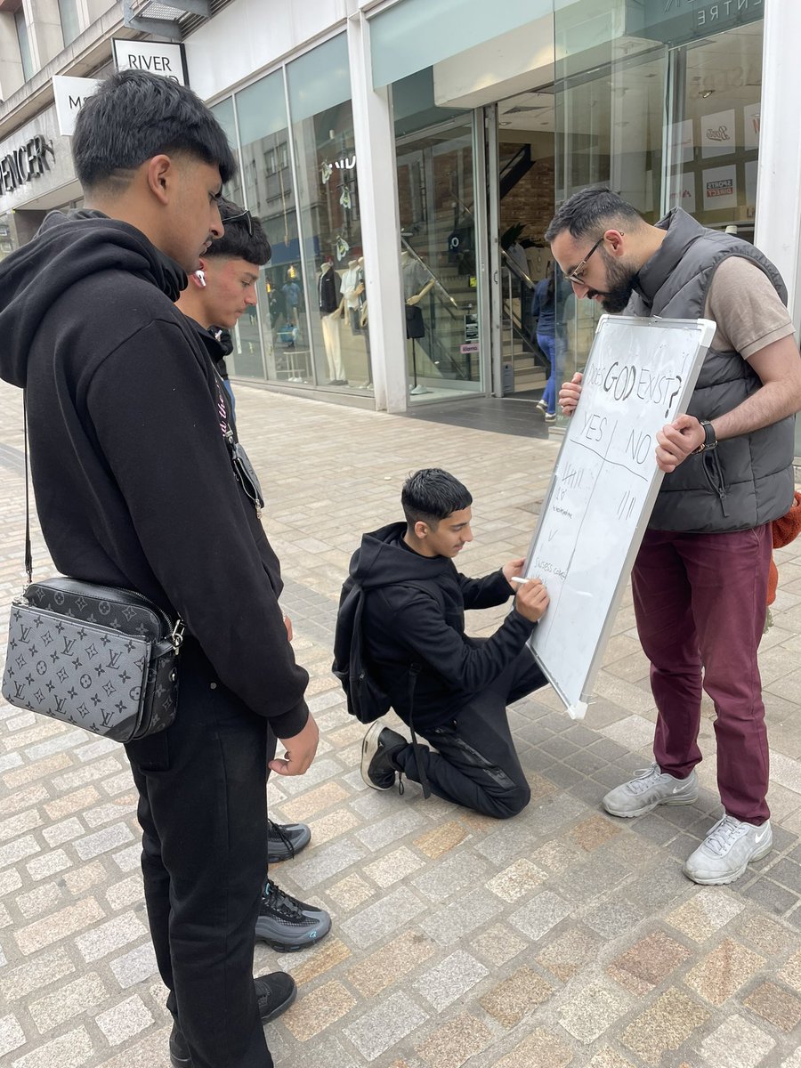 AMYAWolves's tweet image. We went to city centre, Wolverhampton and asked the question “ does God exist?”
We had some great engagement! 🥰
#ISLAM #Ahmadiyya
@UKMuslimYouth @amyaoutreachuk
@WtonVCA