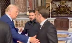 Surréalistes pitres lustrant les chaussures de Macron, du journal de <a href="/TF1/">TF1</a> !
Ce soir nous touchons au summum, à la caméra cachée.
Ils traquent les fakes news et ils ont "démonté" celle où l’on a dit que <a href="/realDonaldTrump/">Donald J. Trump</a> renvoyait <a href="/EmmanuelMacron/">Emmanuel Macron</a> !
Ils nous ont annoncé que bien