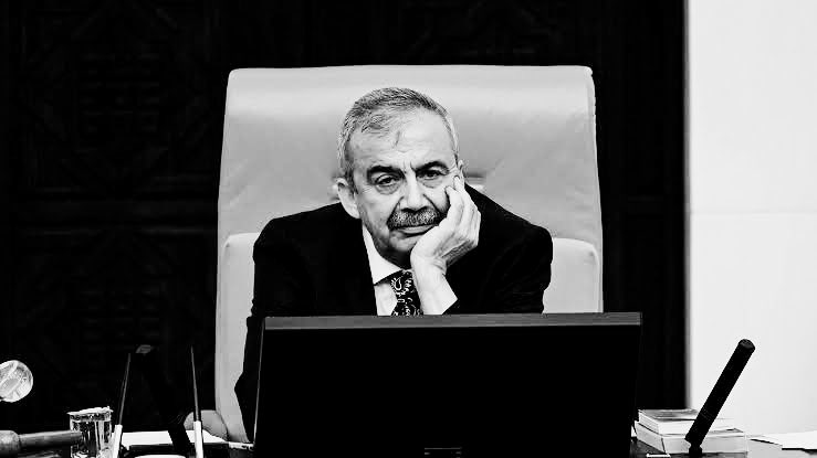 Bu ülkeden bir güzel insan,
Sırrı Süreyya Önder geçti. 
Hoşça kal abi..😔😔
#SırrıSüreyyaÖnder