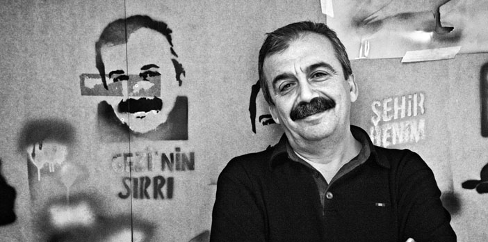 sarphanuzunoglu's tweet photo. Tüm yangınlarımızı söndürmesini beklediğimiz Sırrı Abi’yi kaybettik.

Şimdi ne yazar gözümüz kan çanağına dönene dek ağlasak, ne yazar uzun ağıtlar yaksak ardından. Hapisteyken de dışarıdayken de barış adına yüklendiği yükün ağırlığını hangimiz hakkıyla paylaştık ki onla? Kaçımız, onu ne kadar sevsek de, onun yüklendiği yükü onun gibi yüklenme cesaretine sahip olabildik?

En deli halimizle bizim gitmeye erindiğimiz eylemlere ilk gelen de oydu, bence en büyük gücü olan dinleme ve soru sorma kabiliyetiyle anlayana kadar herkesi dinleyen de. Bağımsız aday olarak meclise girdiklerinde onu Tarlabaşı’nda dünyalar kadar sevdiği kızı Ceren’le ve zaferi onunla birlikte kutlamak isteyen arkadaşlarıyla birlikte gördüğüm anı hiç unutmayacağım. Özgürlük, mutluluk ve herkese yetecek kadar büyük bir sevginin fotoğrafı gibiydi.

Bir insanın en büyük sınavı, güç elindeyken altındakilere nasıl davrandığı bu hayatta. Sırrı Abi, danışmanlığını yaptığım dört yıl boyunca benimle en büyük güçlerinden olan kalemini ve kağıdını paylaştı. O günlerde öğrendiklerim de yaşadıklarım da hayatımın en kıymetli hazinesi oldu. Hiçbir zaman o dört senede olduğu kadar işlevli hissetmedim kendimi. En büyük hatamda dahi kızdığından emin olsam da hiç çaktırmadı, hiç fırçalamadı. Birlikte çalıştığım herkesin, dersine girdiğim her öğrencinin birinin kızı, birinin oğlu, birinin canı olduğunu düşünmeyi o günlerde öğrendim.

Aynı gün iki kere iki ayrı tarafça vurulmuş bir sivilin, kardeşi esir alınmış bir asker yakınının, belediyece hakkının yendiğini düşünen fırıncının, yeğeni kardeşi ve kocası tarafından bodruma kapatılmış bir genç kadının, gece yarısını az geçe telefonda korsan bildiri okuyan bir eski tüfeğin aklına hep onun gelmesi tesadüf değildi. Bu ülkenin bozuk adalet terazisini tek başına düzeltebileceğine inandığımız bir kahramandı o. Birçokları ona hem katılıyor, hem de tamamen onlar gibi olmasını istiyordu. Bazıları yeterince Türk bulmuyordu bazıları yeterince Kürt, bazıları yeterince seküler bulmuyordu bazıları yeterince müslüman. Şu son günlerde yazılanlara ve onun geçmişte yazdıklarına bakarken, hep kendini değil fikirlerini savunduğunu fark ettim. Kendini ve sağlığını hep inandıklarının gerisine koyduğunu. Hepimizin kendini savunmak ve parlatmak için kullanacağı “sahnede” hep başkalarının hikayelerini anlattığını belki de o yüzden, Armağan Çağlayan’ın programına katılana dek gerçek hikayesinin bir kısmının dahi hakkıyla anlatılmadığını tekrar gördüm.

Hastaneye kaldırıldığı günden beri kendi kalemimden onunla ilgili bir şey yazmamaya gayret ettim. Hayattaki tek totemim 4 buçuk yıl birlikte çalışmış olsak bile gittiğimiz eylemlerde rastgele çekilmiş olan birkaç tanesi dışında baş başa bir fotoğrafımız dahi olmamasıydı. Böyle bir fotoğrafın anısının bana vereceği mutluluğun ve gururun dahi, aramızdaki muhabbet ve sevgiye uğursuzluk getireceğini düşünerek hep bir adım geride durdum. Hayatımda herhangi bir hissin üstüne bu kadar titredim mi emin değilim. Bu hastane sürecinde de belki bir şey yazmazsam, hiçbir şey olmamış gibi geri döner gibi hissettim. Ne büyük çaresizlik, ne büyük yanılgı.

Kendisine yazdığım son mesajlardan biriyle bitirerek belki anlatabilirim derdimi: “Babalar gününüz kutlu olsun Sırrı Abi. Bu bayrama da denk gelen günde ikisi arasından birini seçmem gerekirse bana geçen emeğiniz gereği en doğru olan bunu kutlamaktı diye düşündüm. Sonsuz sevgiler.”