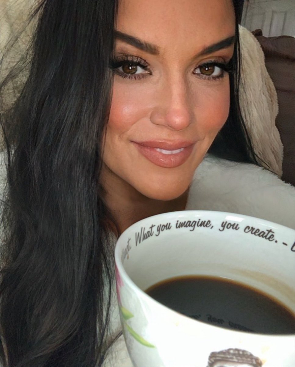 74_themis's tweet image. It is inhumane, in my opinion, to force people who have a genuine medical need for coffee to wait in line behind people who apparently view it as some kind of recreational activity. 
#13hrsshiftssuck #saturdayakahostageday3 #3togo