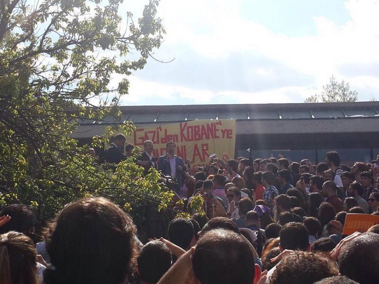 Yoldaşımız Sırrı Süreyya Önder'i kaybetmenin derin üzüntüsünü yaşıyoruz. 

Yıldızlar yoldaşı olsun. Anısı mücadelemize ışık tutacak.

Görseller: 6 Mayıs 2015 Önder - Demirtaş ODTÜ (U3 Amfisi) Etkinliği.
