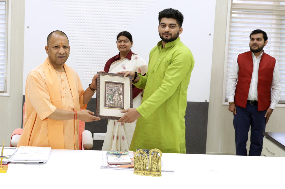 मुख्यमंत्री श्री <a href="/myogiadityanath/">Yogi Adityanath</a> जी महाराज से आज लखनऊ में अपर जिला एवं सत्र न्यायाधीश, उन्नाव श्रीमती कविता मिश्रा जी ने शिष्टाचार भेंट की।

इस अवसर पर श्री प्रथम नाथ शुक्ला जी एवं श्री अनुराग कुमार पाण्डेय जी भी उपस्थित रहे।