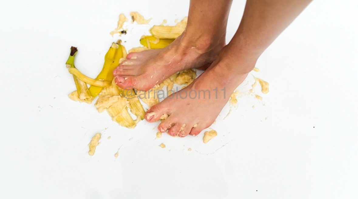 AriaBloom11's tweet photo. Okay, heat it up! 
50rtws for video. Real deal 👀👣
#feet #footfetish https://t.co/cENYn6Rgyy