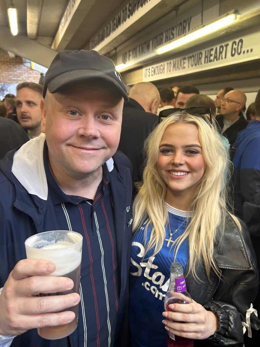 chloebaines tweet media