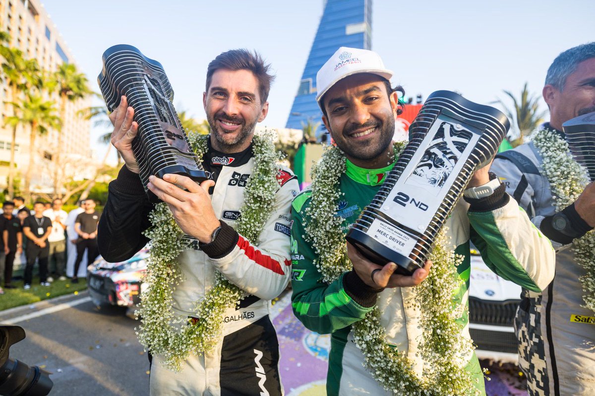 JeddahNow's tweet image. 🏆 في الختام: فرحة واحتفال 🎉
ناصر العطية يحسم #رالي_السعودية - الجولة الثالثة من بطولة الشرق الأوسط #MERC على طريقته الخاصة! 🏆

أبطال #رالي_السعودية 2025 🤩