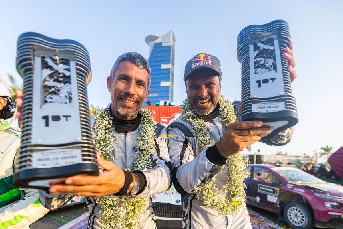 JeddahNow's tweet image. 🏆 في الختام: فرحة واحتفال 🎉
ناصر العطية يحسم #رالي_السعودية - الجولة الثالثة من بطولة الشرق الأوسط #MERC على طريقته الخاصة! 🏆

أبطال #رالي_السعودية 2025 🤩