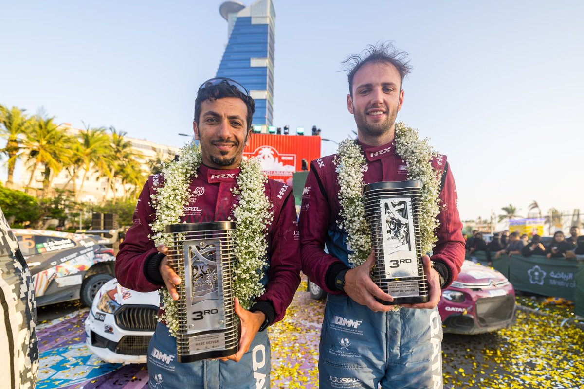 JeddahNow's tweet image. 🏆 في الختام: فرحة واحتفال 🎉
ناصر العطية يحسم #رالي_السعودية - الجولة الثالثة من بطولة الشرق الأوسط #MERC على طريقته الخاصة! 🏆

أبطال #رالي_السعودية 2025 🤩