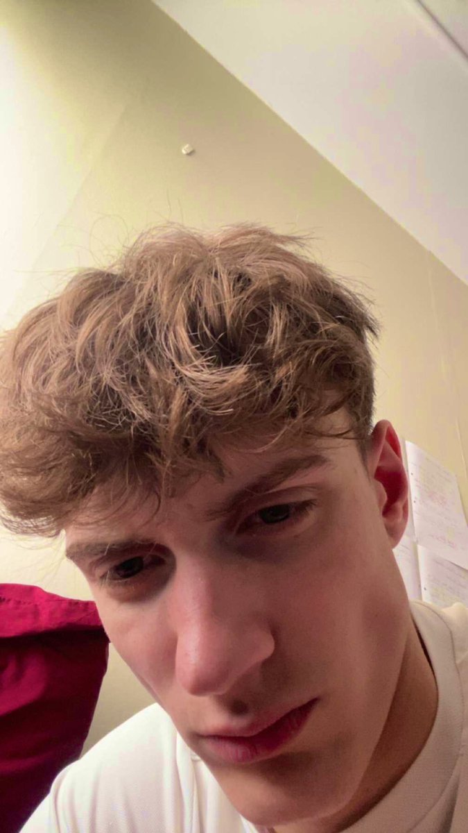 ladfromsurrey's tweet photo. grumpy face bc the sun is gone https://t.co/2pITpzjj4v