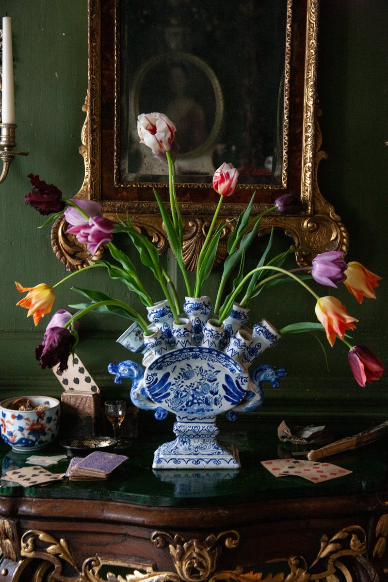 Only last three days left of special installation where rare and exquisite bulbs gloriously displayed in the vases from the Dennis Severs' collection are making a statement among the society ladies. 

Book tickets: dennissevershouse.co.uk/calendar