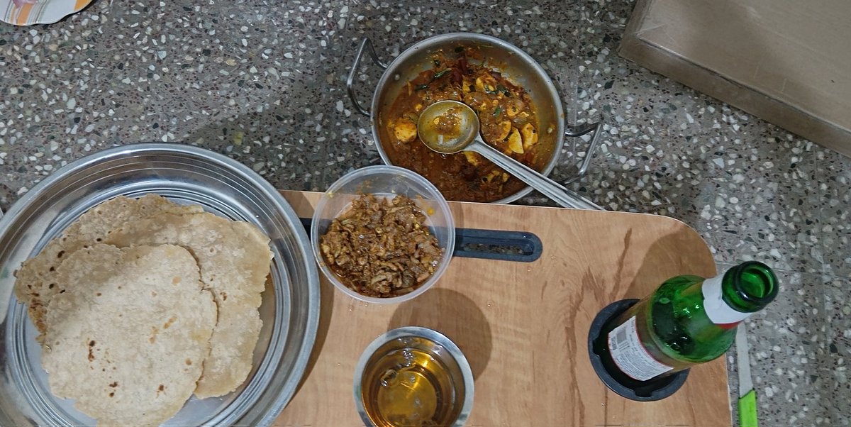 Foreign_Returns's tweet photo. Saturday ஸ்பெஷல் #beer #beef #egg #chappathi #saturdaynight 😎 https://t.co/F12kMkIVLF