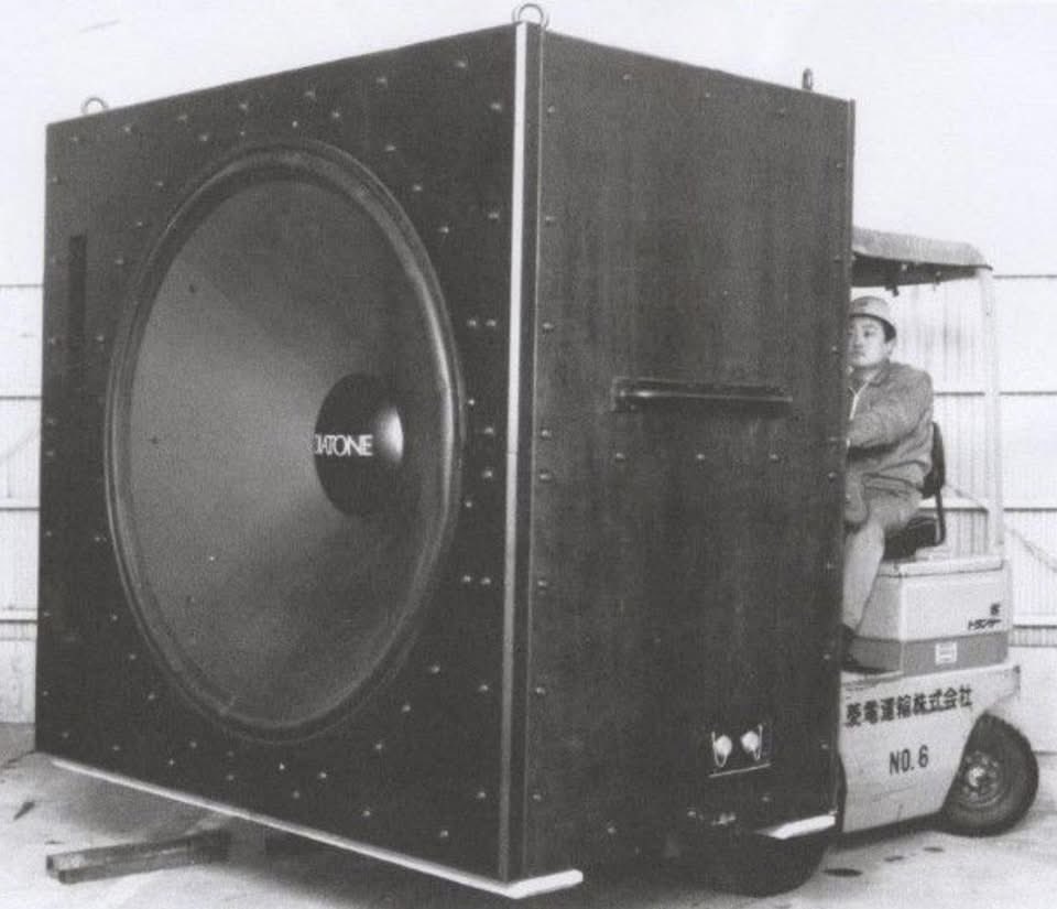 17. El Mitsubishi Dialtone D160, el subwoofer más grande jamás construido, fabricado en la década de 1980. Pesa 800 kg y puede escucharse a 2 km de distancia (1.5 millas).