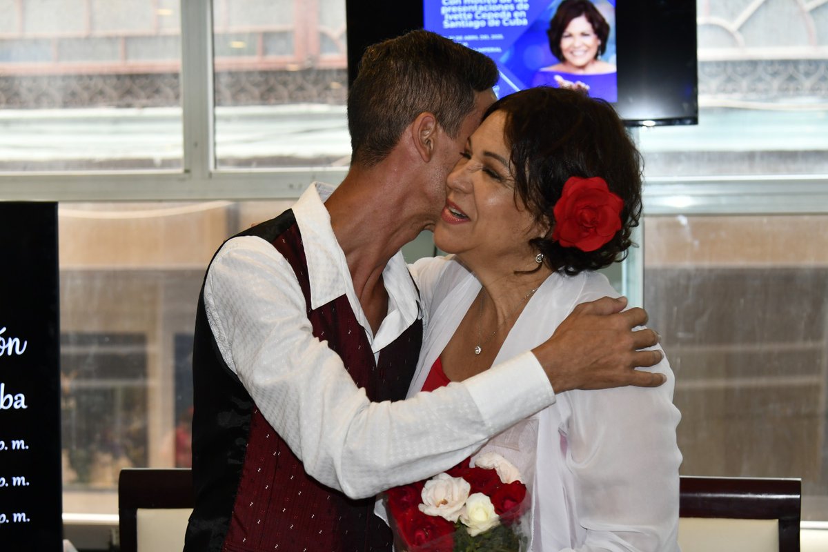 ManoloAyra's tweet photo. Ivette Cepeda🌹 mujer sencilla, grande de alma y corazón. Gracias a Dios y a la vida por este bello encuentro, gracias mil gracias por querer y acompañar a los jóvenes #CosasDelCorazón.
#SantiagoDeCuba https://t.co/Z0teYuCDWz