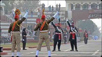 Risky Yadav (@riskyyadav41) on Twitter photo BSF рдЕрдкрдиреЗ рдЬрд╡рд╛рди рдХреЛ рдЫреБрдбрд╝рд╛рдиреЗ рдХреЗ рд▓рд┐рдП рдкрд┐рдЫрд▓реЗ 9 рджрд┐рди рд╕реЗ рд░реЛрдЬрд╝ рдкрд╛рдХрд┐рд╕реНрддрд╛рди рдХреЗ рд╕рд╛рде рдореАрдЯрд┐рдВрдЧ рдХрд░ рд░рд╣рд╛ рдерд╛ред
рдкрд░ рдкрд╛рдХрд┐рд╕реНрддрд╛рдиреА рд╕реБрди рд╣реА рдирд╣реА рд░рд╣реЗ рдереЗ рдЕрдВрдд рдореЗрдВ рдЖрдЬ BSF рдиреЗ рддрдбрд╝рдХреЗ рд░рд╛рдЬрд╕реНрдерд╛рди рд╕реАрдорд╛ рд╕реЗ рдкрд╛рдХрд┐рд╕реНрддрд╛рди рдореЗрдВ рдЬрд╛рдХрд░ рдПрдХ рд░реЗрдВрдЬрд░ рдЙрдард╛ рд▓рд┐рдпрд╛ред
рдЕрдм рдорд╛рдорд▓рд╛ 1 - 1 рдХреА рдмрд░рд╛рдмрд░реА рдкрд░ рд╣реИ рдЬрд╡рд╛рди рджреЛ рд░реЗрдВрдЬрд░ рд▓реЛредЁЯШВ
рдЬрдп рд╣рд┐рдВрдж рдЬрдп рд╣рд┐рдВрдж рдХреА рд╕реЗрдирд╛редЁЯФе BSF рдЕрдкрдиреЗ рдЬрд╡рд╛рди рдХреЛ рдЫреБрдбрд╝рд╛рдиреЗ рдХреЗ рд▓рд┐рдП рдкрд┐рдЫрд▓реЗ 9 рджрд┐рди рд╕реЗ рд░реЛрдЬрд╝ рдкрд╛рдХрд┐рд╕реНрддрд╛рди рдХреЗ рд╕рд╛рде рдореАрдЯрд┐рдВрдЧ рдХрд░ рд░рд╣рд╛ рдерд╛ред
рдкрд░ рдкрд╛рдХрд┐рд╕реНрддрд╛рдиреА рд╕реБрди рд╣реА рдирд╣реА рд░рд╣реЗ рдереЗ рдЕрдВрдд рдореЗрдВ рдЖрдЬ BSF рдиреЗ рддрдбрд╝рдХреЗ рд░рд╛рдЬрд╕реНрдерд╛рди рд╕реАрдорд╛ рд╕реЗ рдкрд╛рдХрд┐рд╕реНрддрд╛рди рдореЗрдВ рдЬрд╛рдХрд░ рдПрдХ рд░реЗрдВрдЬрд░ рдЙрдард╛ рд▓рд┐рдпрд╛ред
рдЕрдм рдорд╛рдорд▓рд╛ 1 - 1 рдХреА рдмрд░рд╛рдмрд░реА рдкрд░ рд╣реИ рдЬрд╡рд╛рди рджреЛ рд░реЗрдВрдЬрд░ рд▓реЛредЁЯШВ
рдЬрдп рд╣рд┐рдВрдж рдЬрдп рд╣рд┐рдВрдж рдХреА рд╕реЗрдирд╛редЁЯФе