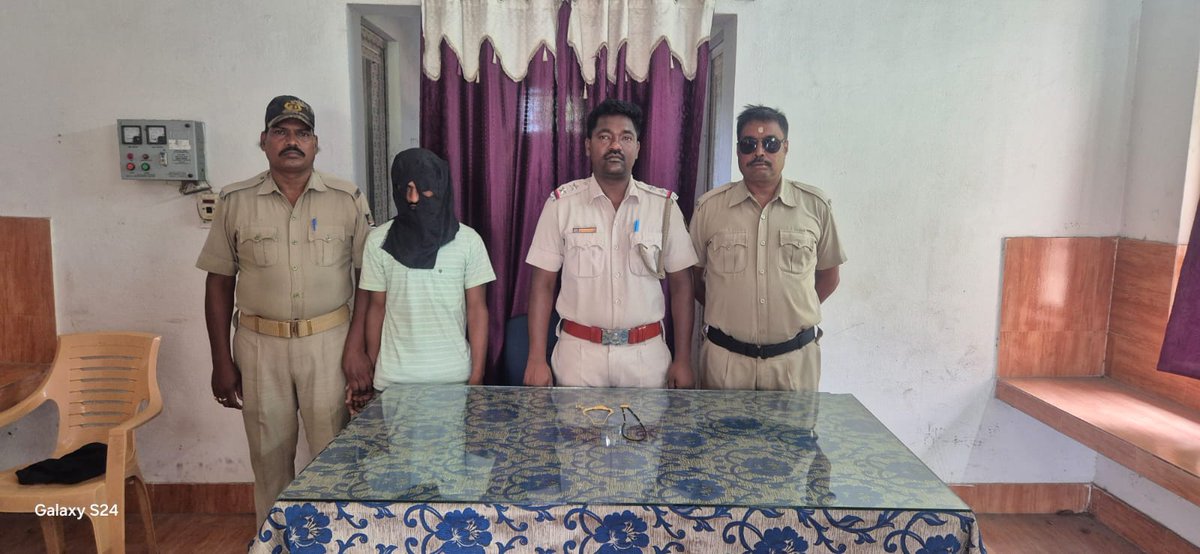 SP BALASORE (@spbalasore) on Twitter photo Under the supervision of <a href="/SPBalasore/">SP BALASORE</a>, IA PS successfully detected IA PS Case No. 108/25 involving theft of gold ornaments by two house painters. One accused arrested; gold necklace, Mangalsutra & earring recovered worth of Rs. 1,70,000/-. Investigation continues. Under the supervision of <a href="/SPBalasore/">SP BALASORE</a>, IA PS successfully detected IA PS Case No. 108/25 involving theft of gold ornaments by two house painters. One accused arrested; gold necklace, Mangalsutra & earring recovered worth of Rs. 1,70,000/-. Investigation continues.