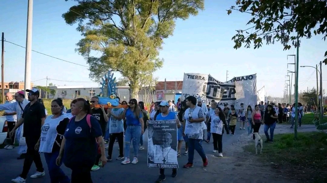 danielalq83's tweet photo. El viernes 2 de mayo peregrinamos por el Día del Trabajador y la Trabajadora y en memoria del Papa Francisco.
Nos acompañó el Arzobispo Gustavo Oscar Carrara, junto a la pastoral social
Caminamos por Tierra, Techo y Trabajo.
Viva el papa Francisco!
Unidad de lxs trabajadorxs! https://t.co/ddJ0ayMW9I