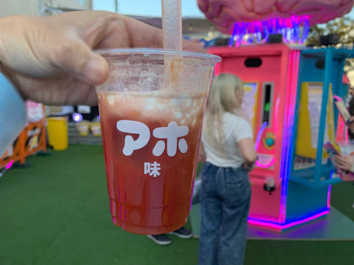 kiuka_homma's tweet photo. アホ味ドリンク「情熱のアホ」by パークマンサー。
唐辛子が効いたトマト野菜ジュースにクリームとフライドガーリックのトッピング。
#情熱のアホ #アホ味 #パークマンサー #脳汁スタンド #脳汁ジュース #悩殺ドリンク #下北線路街空き地 #下北沢 #brainjuice https://t.co/m0hnqYozUO