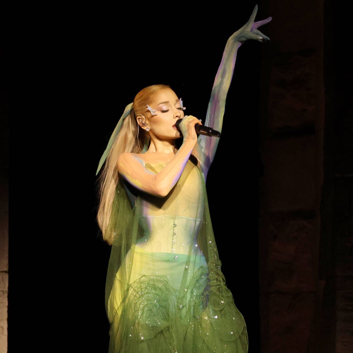 eternalsunshine's tweet image. met gala performance (2024)