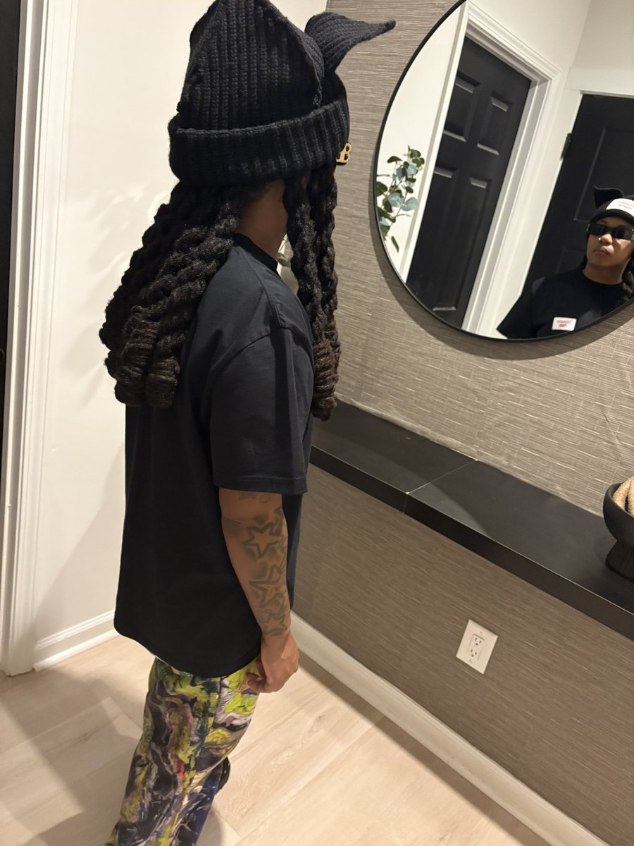 kiing_original's tweet photo. I think my closet bipolar the way it keep throwing fits 🦅💫😎 -LoverboyKiing🖤 https://t.co/zGzJ5ayCOg