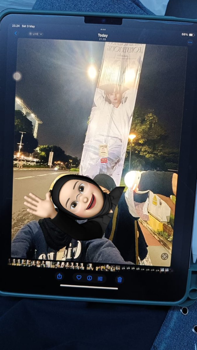farahalshamsi's tweet photo. Guys maaf sebelumnya, mau minta tolong kalo ada nemu totebag ini, dm aku yah...
Lokasi hilang:
Gerbang 2 madya, di deretan banner kiri, youngk yg terang yg ada tempelan peringatan refund, tas warna Oren Bonbin (kemungkinan ketutup paperbag putih tulisan kimidoyo) isi merch pland https://t.co/qAjCt9RY1c