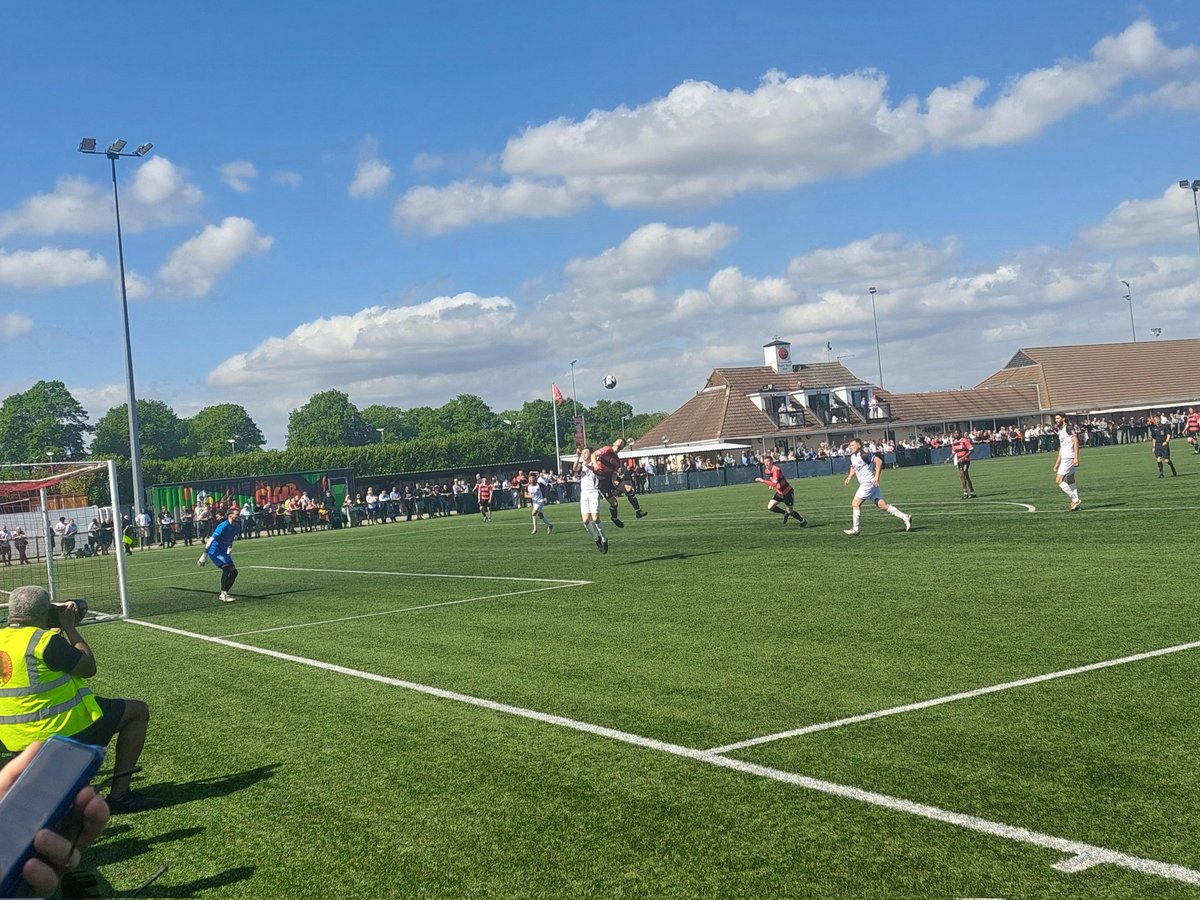 sblack83's tweet image. Match 93 of 2024/25:
🔴⚫️ BEDFONT SPORTS 3️⃣
Woods (29), Fuller (61), Jakes-McKay (90+3)
⚪️⚪️ HAREFIELD UNITED 1️⃣
Chendlik (37)
🏆 Combined Counties Premier North Play-Off Final
🏟 Bedfont Sports Recreation Ground
🎟 £8
@BSFC_Official @harefieldutd @ComCoFL