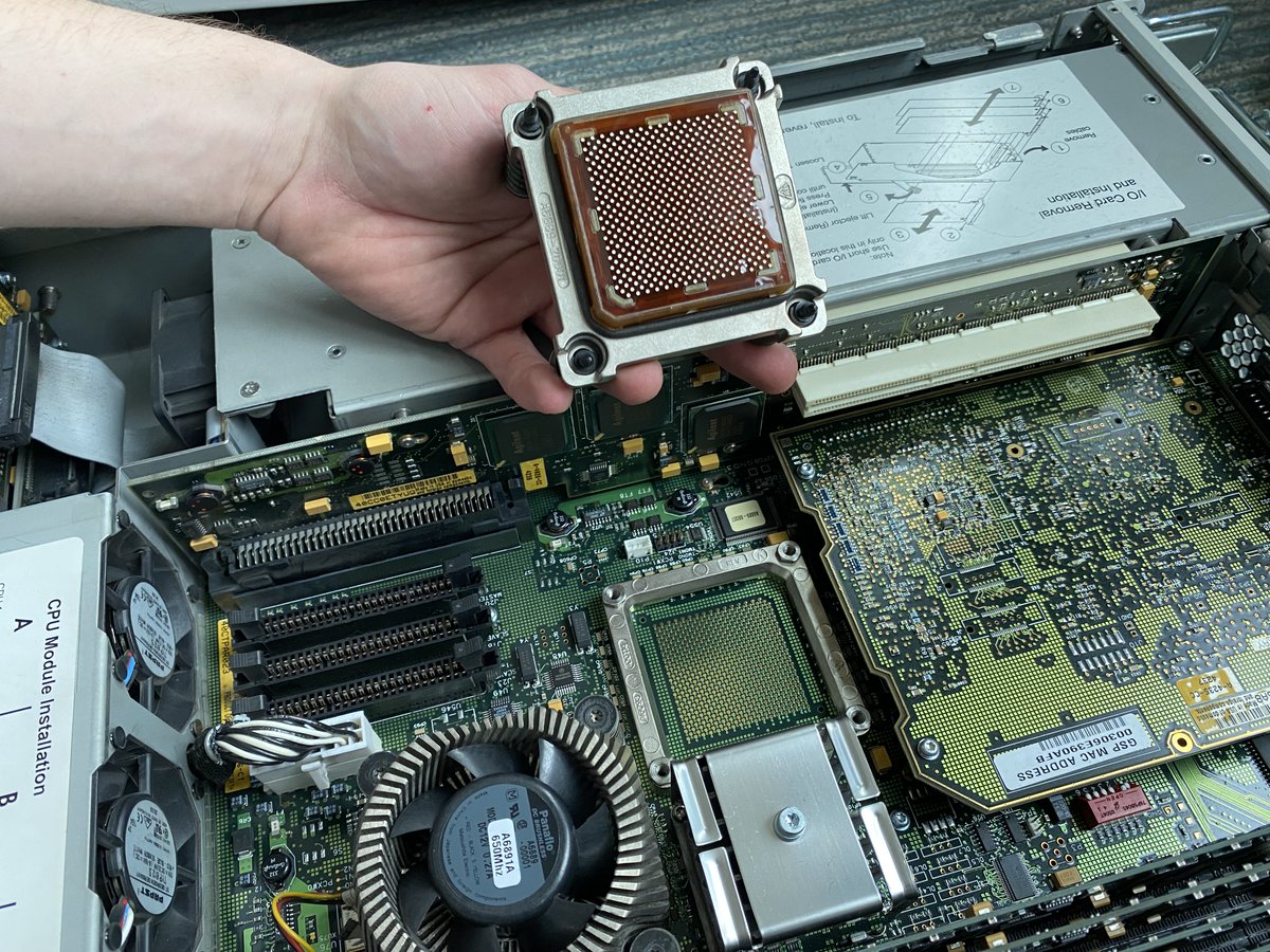 retro_swarm's tweet image. Let&apos;s show something unusual again... 🤭
💾Adding a second 64-bit HP PA-RISC CPU to a computer from 2001💾
I have multiple old 650MHz PA-RISC 2U #UNIX servers and I found that they are dual-socket with 1 CPU installed. Why not make a machine with 2 CPUs and a lot of memory?🧵1/6