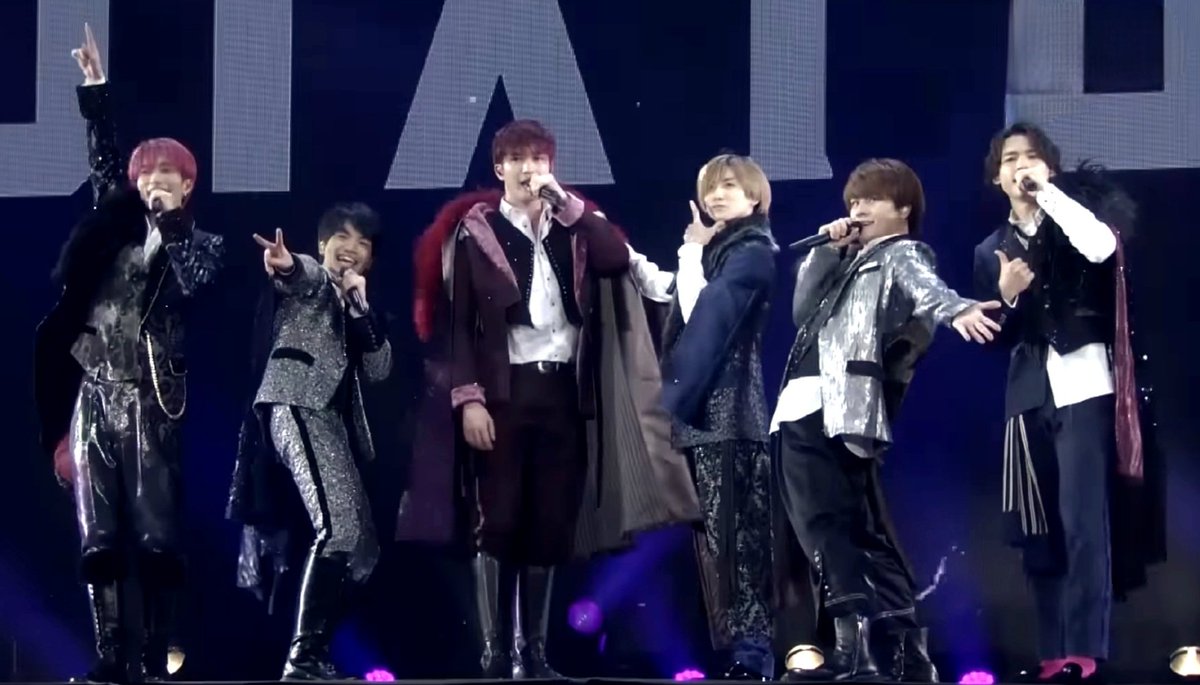 pink_rapper_'s tweet image. 【SixTONES 衣装 (展示)】
🦔｢ファンの方が好きなのギャングスーツじゃない？｣

TelephoneからMr.ズドンまで、振り幅があるコーナーで着用。
演出イメージが大人な感じで、色っぽい感じのスーツとリクエスト。
個性を表す異なる色味と形。

2020~2021 事務所集合時にもよく着用

#SixTONES_ロクオン