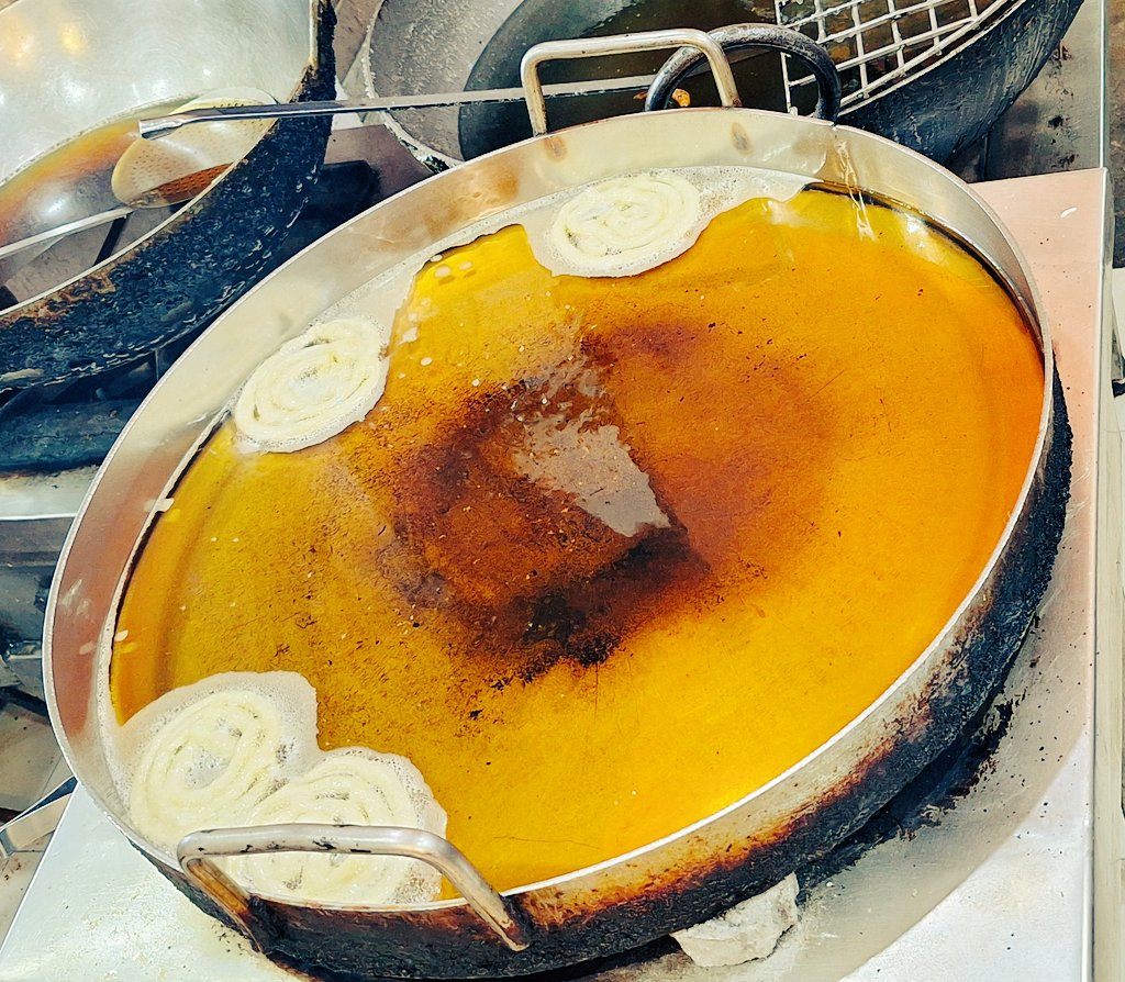 ransomredrum's tweet photo. Jalebi !! Seedhi baat bas mithaas no bakwaas ! Jalebi khao thik par jalebi jesi gol gol baat karo woh thik nahi 😜
#SansaarikMoh
#RaatAkeliNaHai
#KuchMeethaHoJaye
#GohanaKeJalebiyan
#WithFamily
#DontTakeInUdtaTeer https://t.co/MWmcbWrGpG