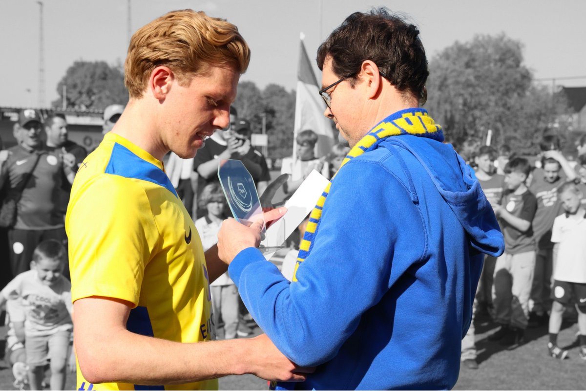 Tom Goovaerts meest verdienstelijke speler

• Aanvoerder Tom Goovaerts werd na afloop in de bloemetjes gezet door onze supporters. Hij won na een sterk en zeer constant seizoen de trofee ...

facebook.com/sportingkampen…

#wijzijnSpK #futureiseverything #oneteam #daarisem #kampioen