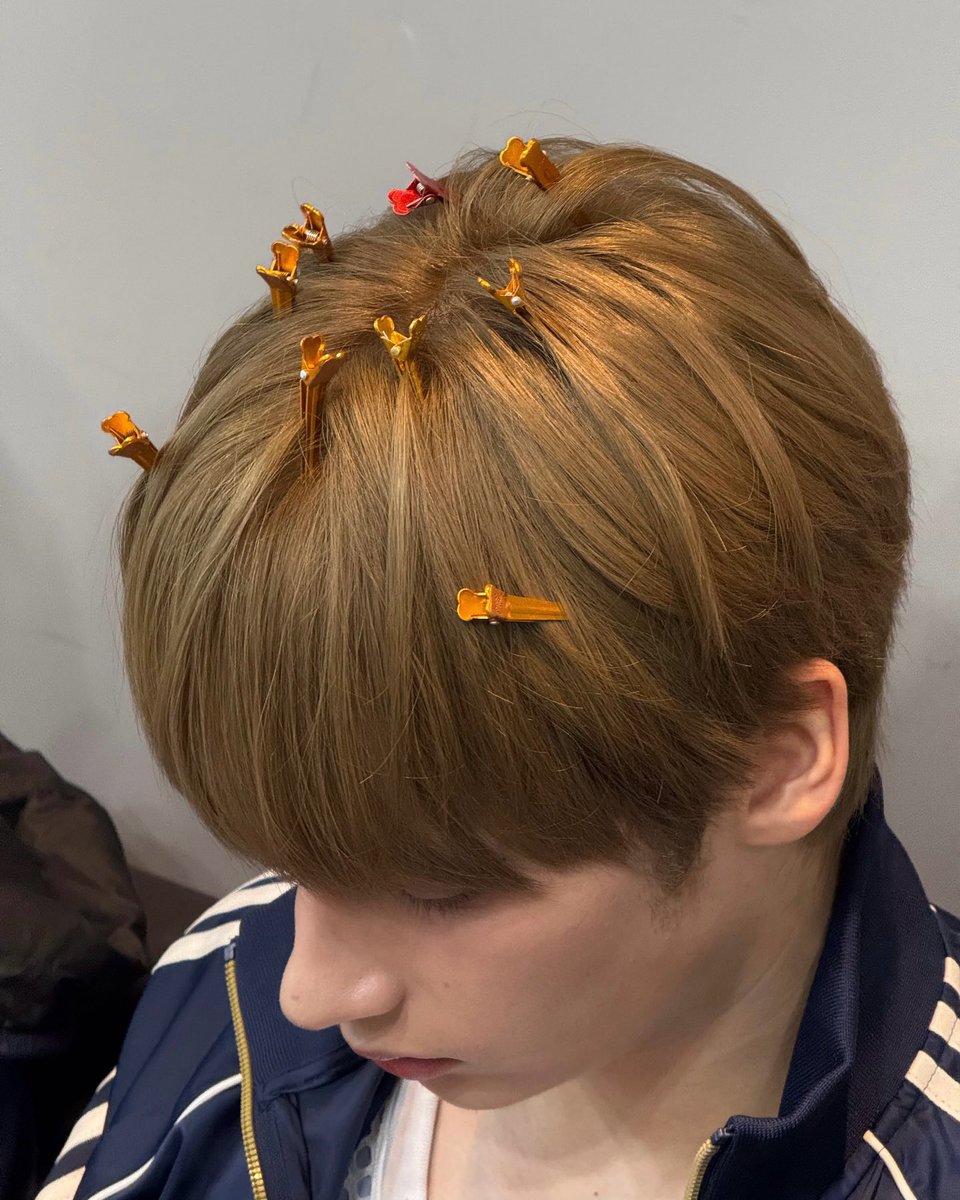 Hachi a la primera que se distrae y le empiezo a poner hebillitas porque se ve tan bonito, hermoso, precioso y mío