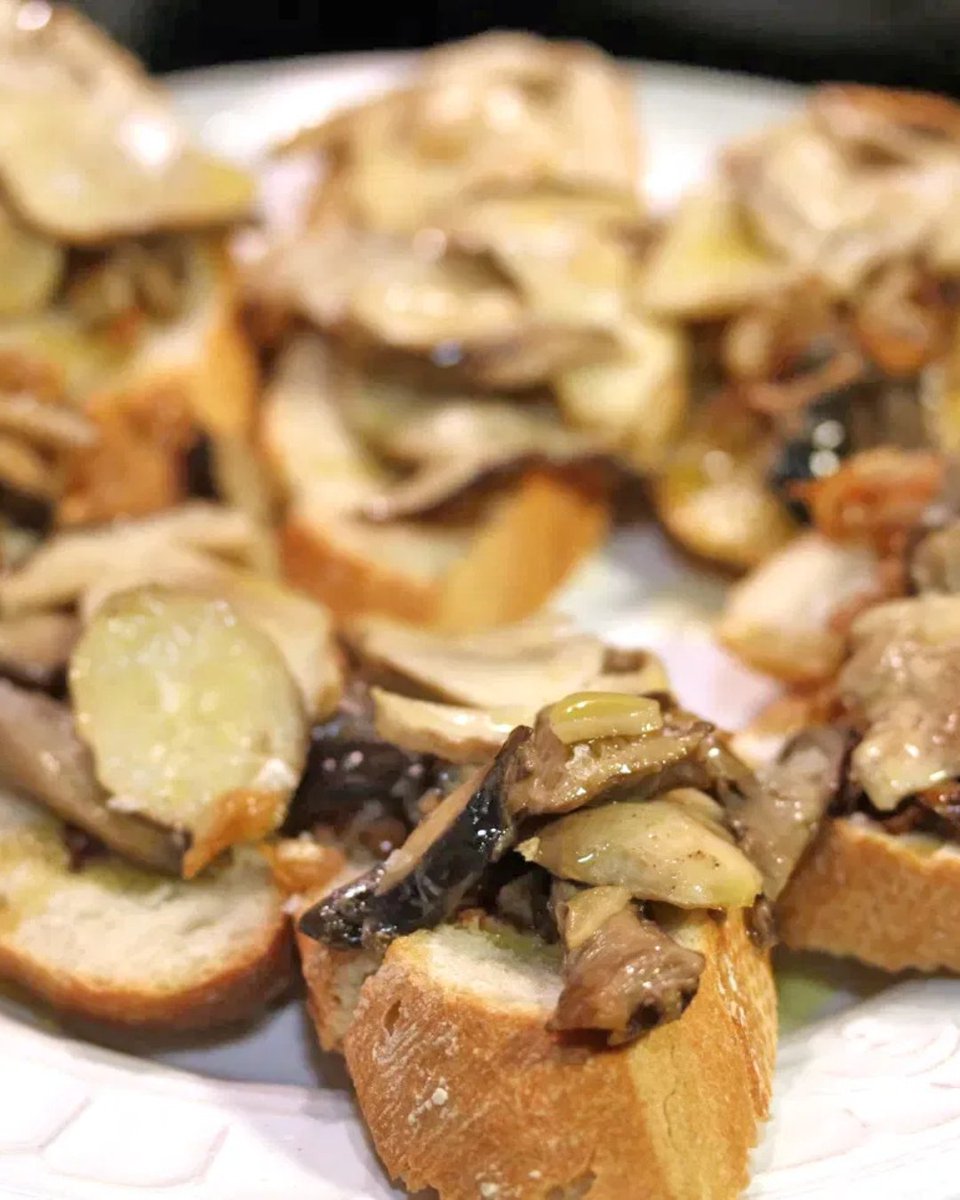 🍄‍🟫🍞 ¿Buscas una receta deliciosa y fácil de preparar? Las tostas de Boletus con cebolla caramelizada son la opción perfecta.

¡Anímate a preparar este plato tan sencillo como sabroso!😋

➡️ abc.es/recetasderechu…