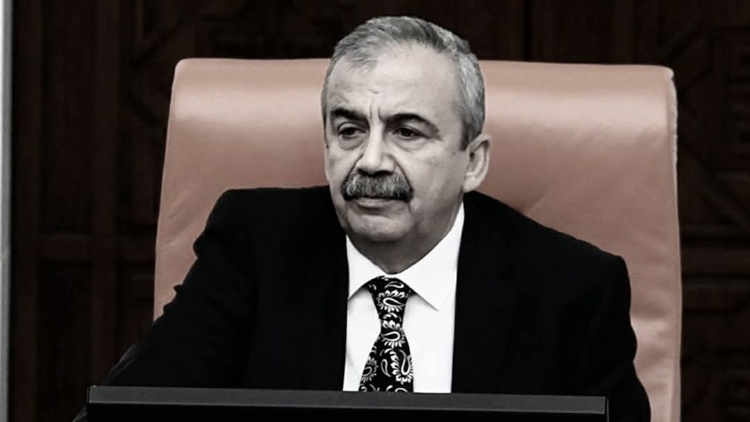 بحزنٍ بالغٍ وأسى عميق، تلقينا نبأ وفاة البرلماني والكاتب والمناضل السياسي سري سريا أوندر، أحد الشخصيات البارزة في النضال الديمقراطي، وعضو وفد إمرالي، الذي لعب دورًا محوريًا في مساعي السلام والحوار الديمقراطي في تركيا والمنطقة.