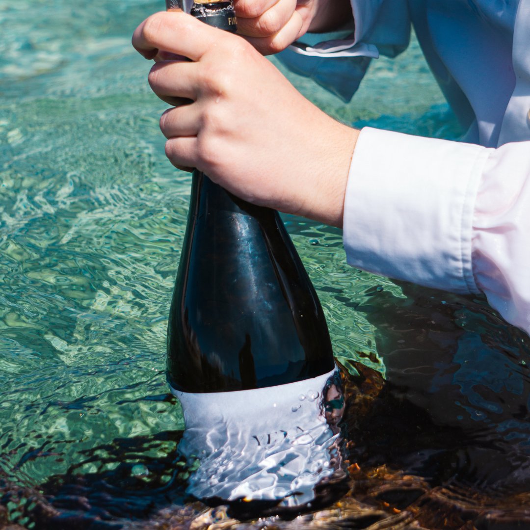 Refrescante, delicada y con el poder de conquistarte sin hacer ruido. Así es YEYA.

#Yeya
.-
Refreshing, delicate, and with the power to win you over without making a sound. That’s YEYA.