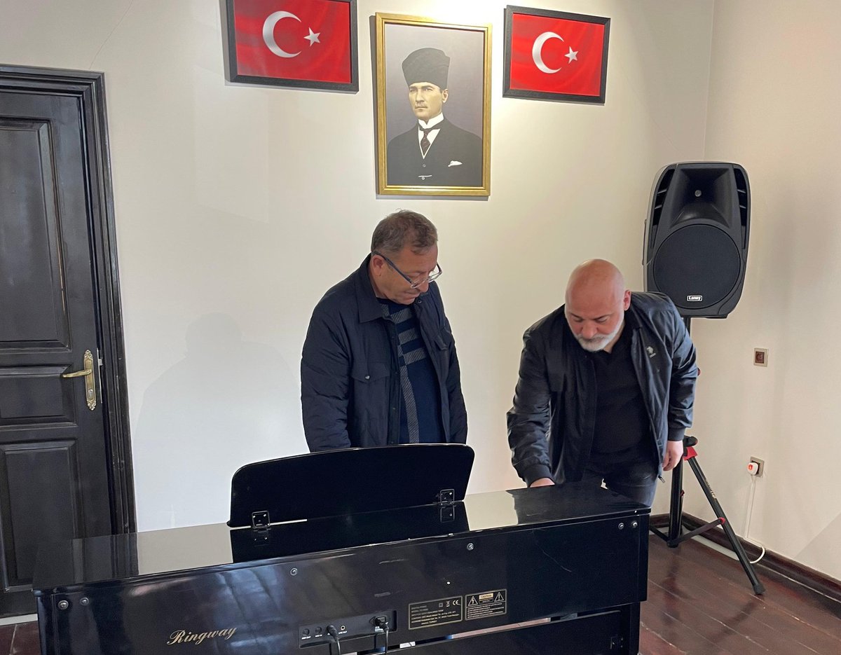 📍#GaziKars 

Valimiz Ziya Polat, Valiliğimiz Kültür ve Sanat Evi'ni ziyaret ederek, kursiyerlerimiz ile bir araya geldi, çalışmalarına eşlik etti.  🎵 🎸 🎹 🎻

Kültür ve Sanat Evi'mizde; ney, keman, bağlama, gitar, piyano ve geleneksel el sanatlarından olan çinicilik